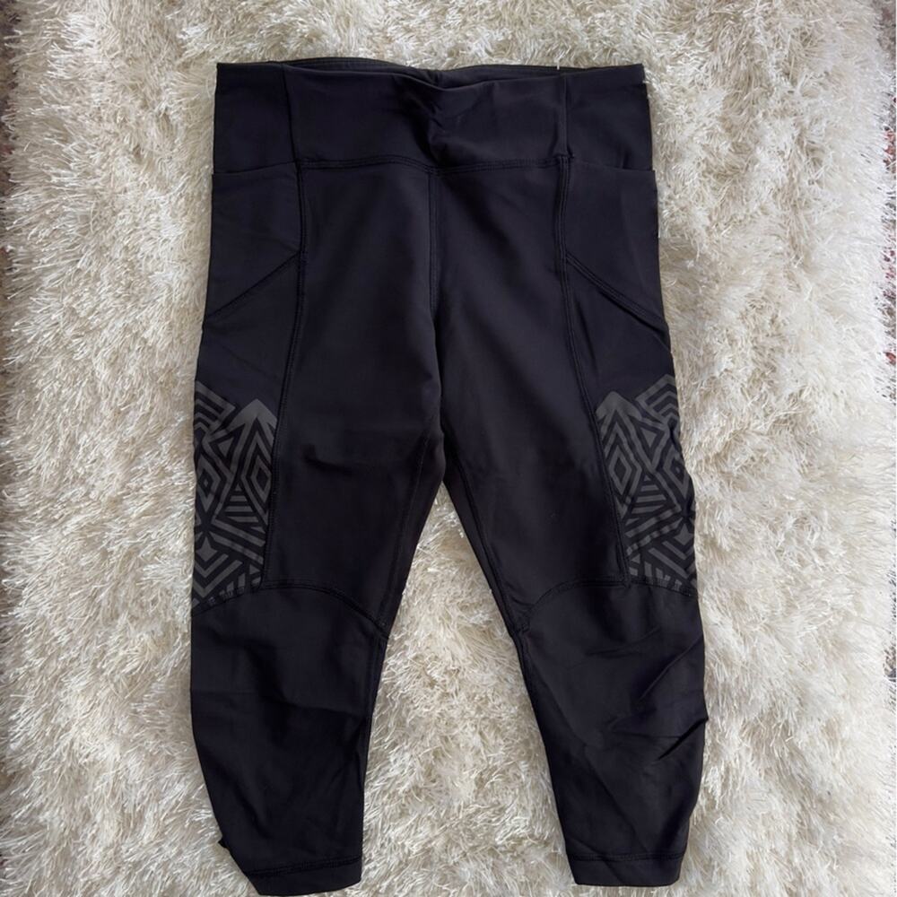 Lululemon black cropped tights leggings with reflective print size 6